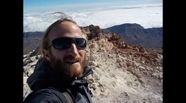 España. Spain. Tenerife. Parque Nacional El Teide. Summit 3.718m. Vistas 360º with smoke, active volcano. Narrado. 2016
