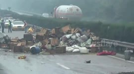 山西晋城一高速上运蜂货车侧翻 千万只蜜蜂漫天飞舞到处蜇人