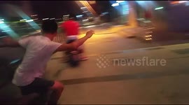 他玩花样轮滑,背身滑下数十级台阶