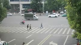 重庆 新手司机转弯时撞车 监控记录惊险一幕