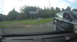 Range Rover uses the wrong side of the road to Queue jump.