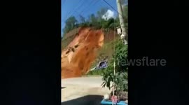 Landslide covers road in southern China