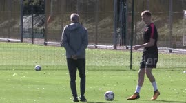 Newsflare Edit - See ya, boss! Holding leaves Wenger for dead during training