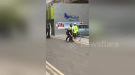 Newsflare Edit - Construction worker fight in London
