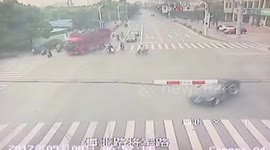江苏常熟:电瓶车钻进货车“车肚” 骑车小伙侥幸毫发无伤