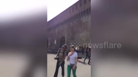 Guy singing Wonderwall by Oasis in Milan - Incredible Voice