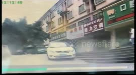 深圳  擦碰后慌不择路 女司机上演倒车“神技”