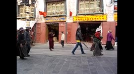 Tibet. Lhasa I. (2) Barkhor. Pilgrims passing by. Peregrinos pasando. 2015