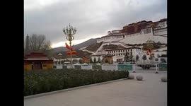 Tibet. Lhasa I. (6) Potala palace, views from square. Vistas del palacio desde la plaza. 2015