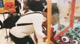 Chinese woman catches ten live crabs from claw machine