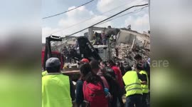 Volunteers clear rubble in search for survivors after Mexico quake