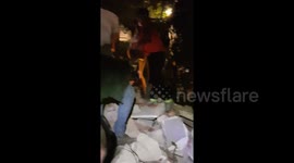 Residents form human chain to clear Mexico quake rubble