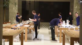 Apple employees prepare for iPhone 8 launch despite lack of queues