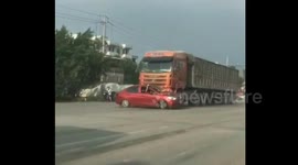 Lorry drags car along for 200 metres