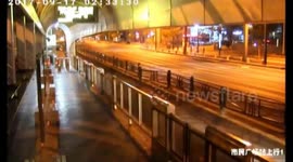 连云港  疯狂轿车连撞百米护栏