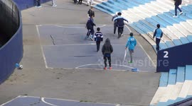 Golaço de menino de muletas na Argentina