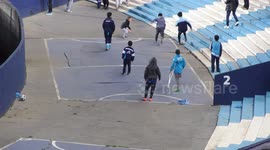 Newsflare Edit - Golaço de menino de muletas na Argentina