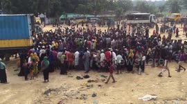 Hundreds of Rohingya refugees queue for aid in Bangladesh