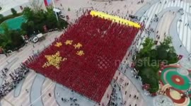 Thousands gather in China to form national flag
