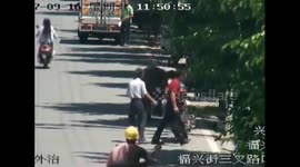 Runaway buffalo rams into pedestrians on Chinese street