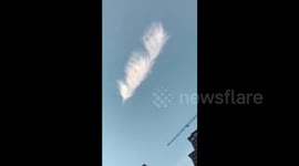 Feather-shaped cloud appears in northwest China
