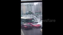 长沙公交车发生追尾,致8车连环相撞