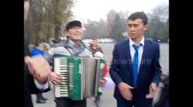 Kirguistán. Kyrgyzstan. Osh. 2015 (7) Dancing with people from a wedding in the street