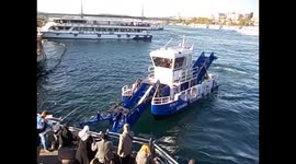 Turkey. Istanbul. Turquía. Estambul. Marmara sea. Boat taking rubbish and fishermen. Galata bridge. 2015