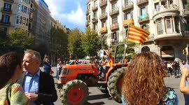 Tractors roll onto Barcelona streets in support of referendum