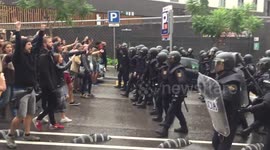 Barcelona residents drive back Spanish riot police