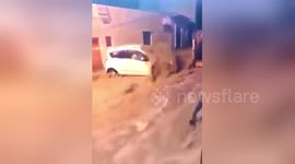 Newsflare Edit - Terrified car driver stranded in flash flood