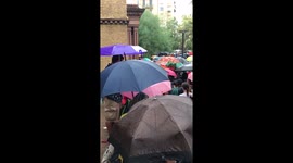 Llueve, pero la gente sigue esperando para votar