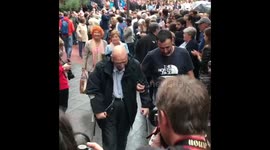 Salen emocionados los primeros en votar