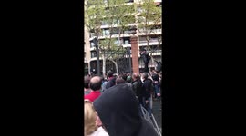 10 furgones de Policía intentando entrar en Escola Industrial