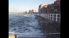 España. Spain. Asturias. Gijón. La Escalerona. Waves on the beach. Olas en playa de San Lorenzo. 2015