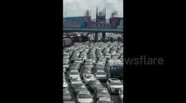 Hundreds of vehicles stranded on motorway as China national holiday begins