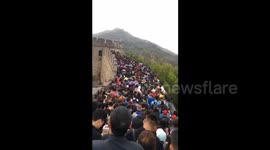 Holiday chaos: Tourists at a standstill on China's Great Wall