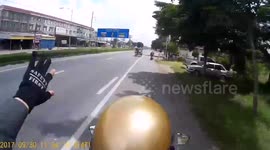 Suspect makes dramatic escape in high-speed police motorbike chase in Thailand
