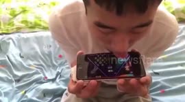 It's on the tip of his tongue: Chinese man plays mobile game with mouth