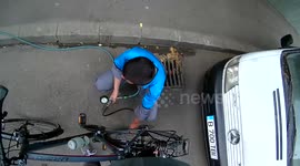 Road Rage : Taxi driver hits cyclist!