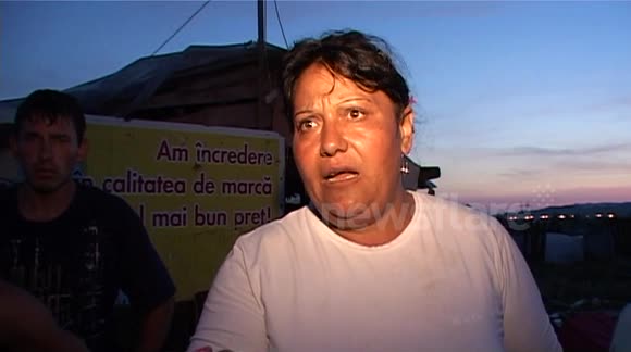 Two policemen beaten and destroyed a police car with sticks Gypsy