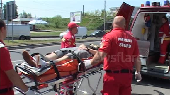 Crazy race through the streets of Baia Mare! A driver hit three cars possibly drugged while he was with the police on his trail. A motorcyclist hit the eyes of police