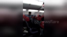 Newsflare Edit - Angry flyer demands passengers 'occupy' plane after it was delayed