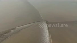 Spectacular tidal waves in China's Qiantang River
