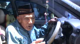 amazing, a 95 year old grandpa still drive to take the car,