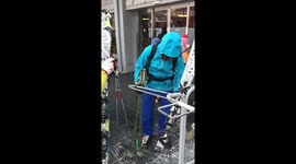Cleaning your skis from snow