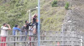 Ecuador. Baños. Puenting. Salto Rubén desde puente San Francisco de 140m. Toma 2. Bungy jumping bungee bridge