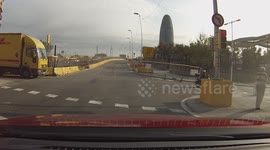 Lancia Ypsilon almost runs over a bike