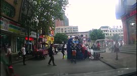 遂宁   正能量!三轮车翻倒压住男孩 众人施救创造奇迹