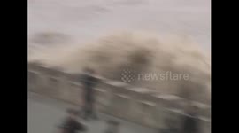 Chinese tourists watch tidal bore race up Qiantang River